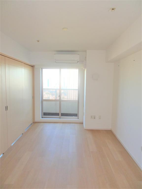 その他　バルコニーに面した明るいお部屋です