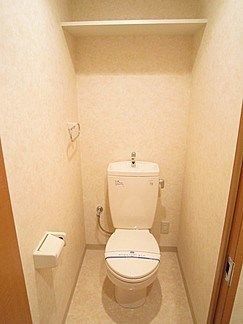 トイレ　白を基調とした清潔感のあるトイレです