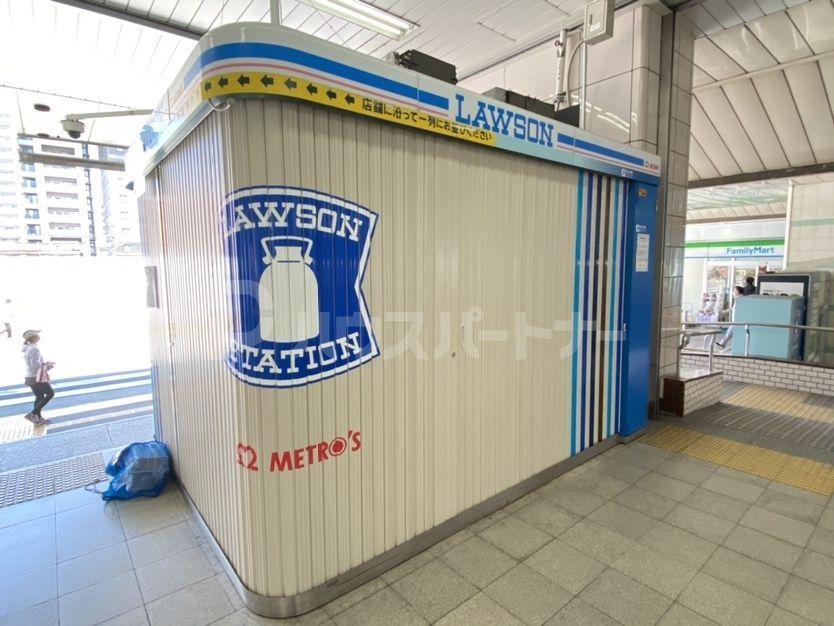 コンビニ　ローソンメトロス綾瀬東口店（コンビニ）まで180m