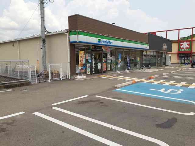 コンビニ　ファミリーマート打田上野店様（コンビニ）まで800m