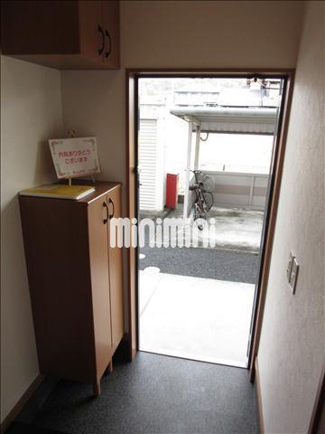 玄関　下駄箱の付いた玄関です。