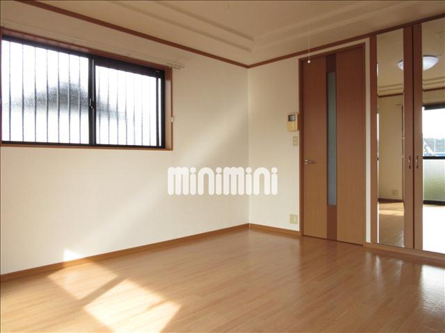 居室・リビング　角部屋なので明るい洋室です。