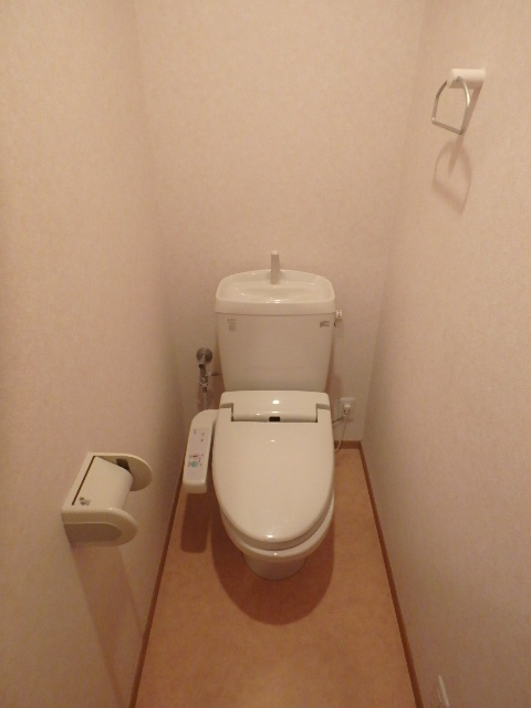 トイレ　上部に棚があります。