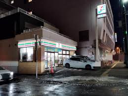 コンビニ　セブンイレブン札幌南4条西7丁目店（コンビニ）まで169m