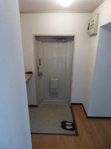 玄関　※写真は他号室です