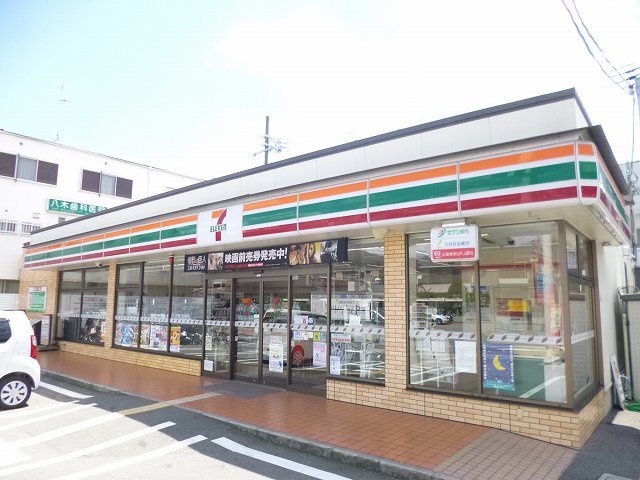 コンビニ　セブンイレブン川西鼓滝駅前店（コンビニ）まで648m