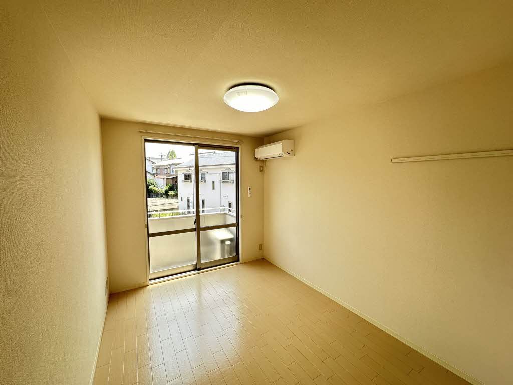 その他部屋・スペース　日差しの入る洋間です。