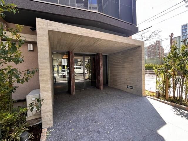 エントランス　落ち着いたエントランスです