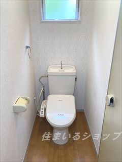 トイレ　シャワートイレ・窓あり