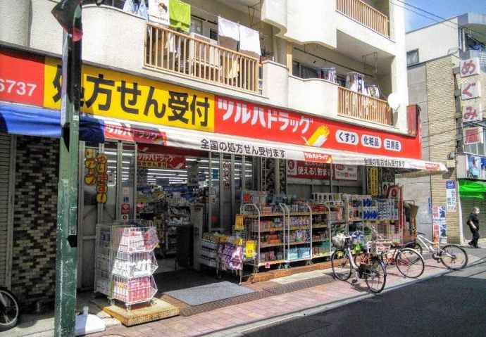 ドラックストア　ツルハドラッグ梅屋敷店（ドラッグストア）まで450m