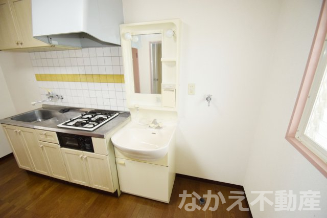 洗面設備　明るい洗面所です