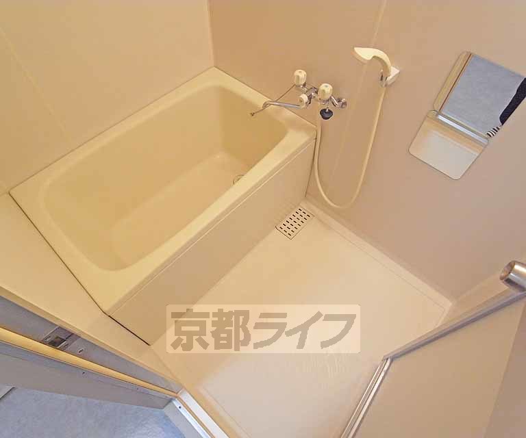 バス・シャワールーム　清潔感のあるお風呂です。鏡つき