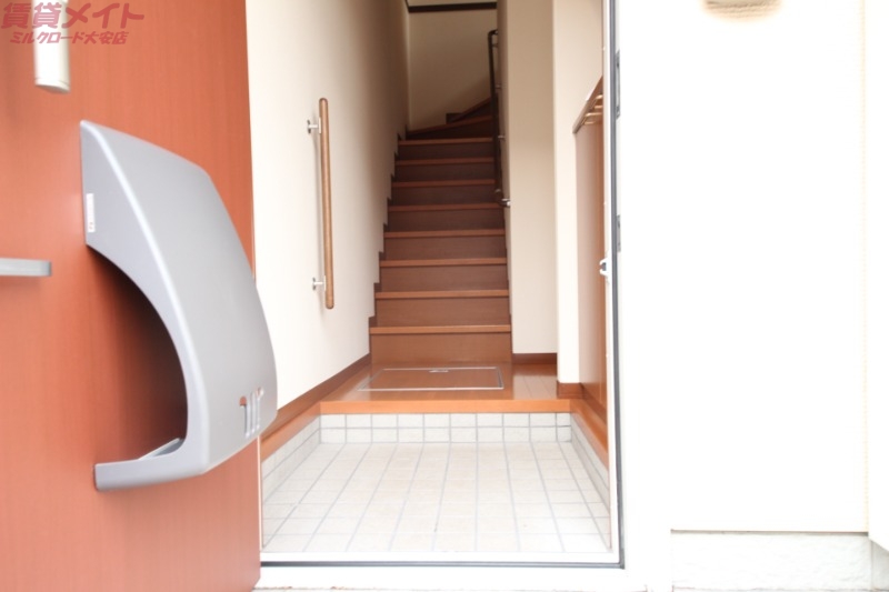 玄関　同タイプ部屋写真です。