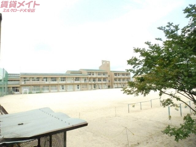 小学校　いなべ市立三里小学校（小学校）まで1817m
