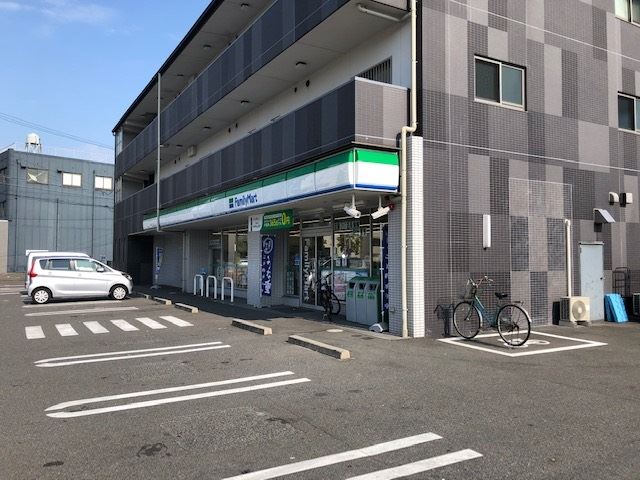 コンビニ　ファミリーマート（コンビニ）まで470m