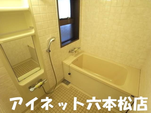 バス・シャワールーム　一日の疲れを癒しましょう。