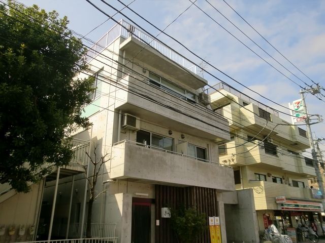 建物外観　★２００４年完成・コンクリート打ちっ放しのお洒落な外観です★