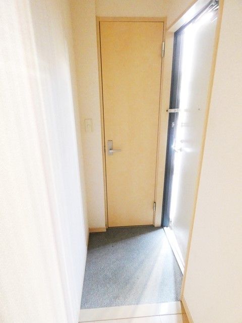 玄関　トールタイプのシューズボックスが付いた玄関