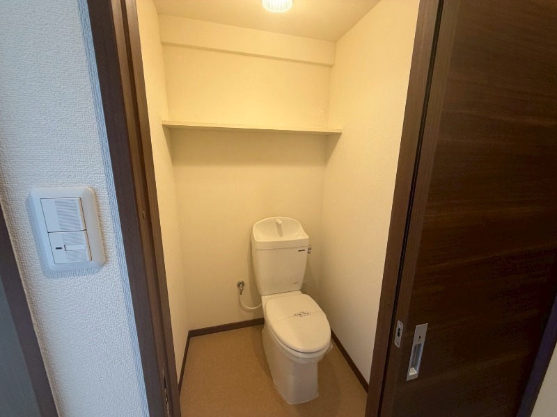 トイレ　※別部屋の参考写真となります。