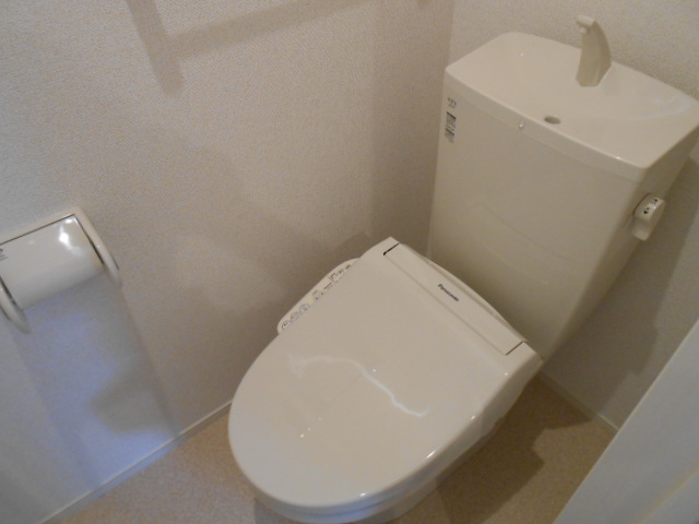 トイレ　温水洗浄便座完備・小物収納棚あり