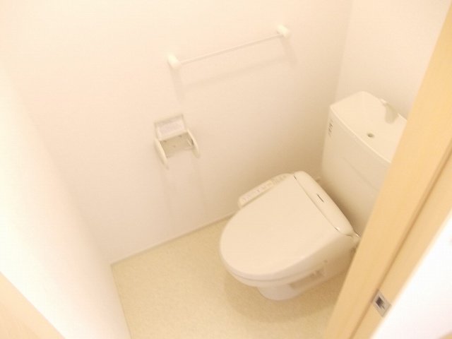 トイレ　落ち着いた色調のトイレです