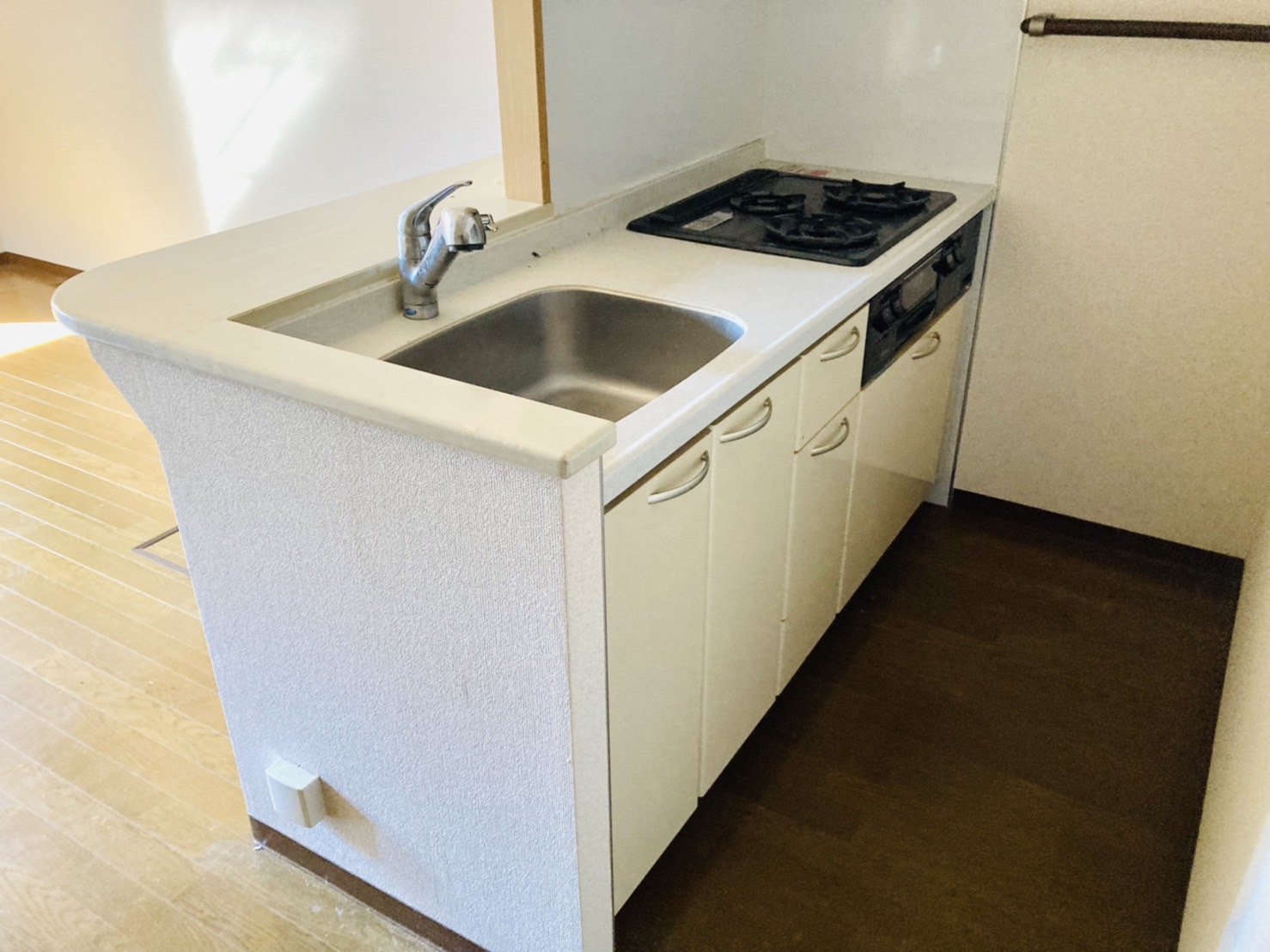 キッチン　おしゃれな３口コンロシステムキッチン