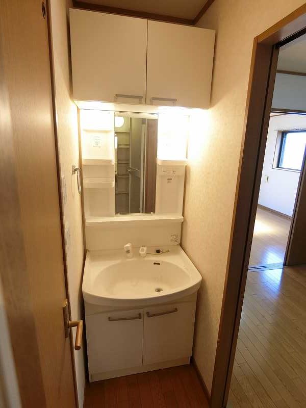 洗面設備　※同物件、別部屋の写真です。
