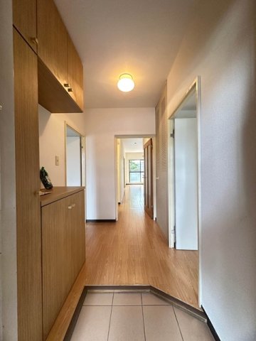 玄関　※参考写真※玄関から室内への景観です！右手に洋室4.1帖のお