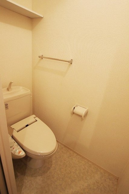 トイレ　同物件別号室の写真です。