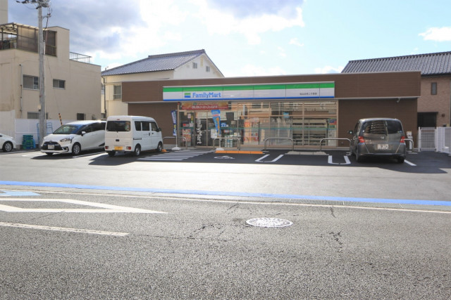 コンビニ　ファミリーマート松山立花二丁目店（コンビニ）まで100m