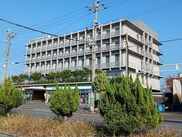 コンビニ　ファミリーマート様（コンビニ）まで570m