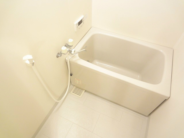 バス・シャワールーム　追い炊き給湯付いてます。