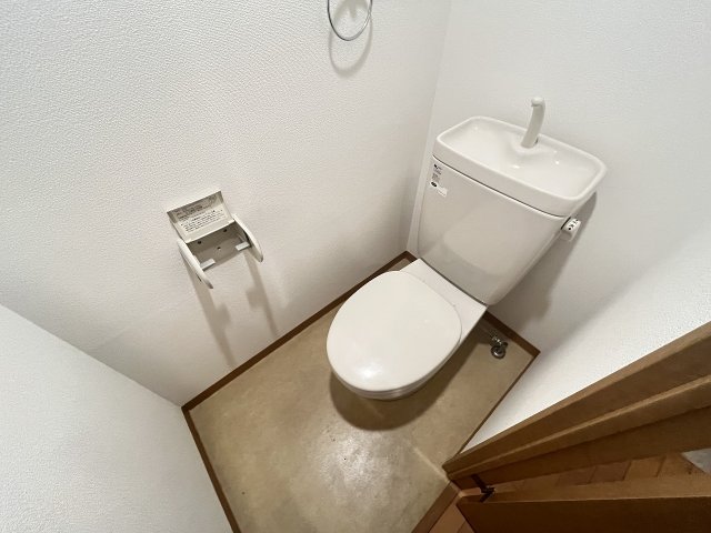 トイレ　落ち着いた色調のトイレです