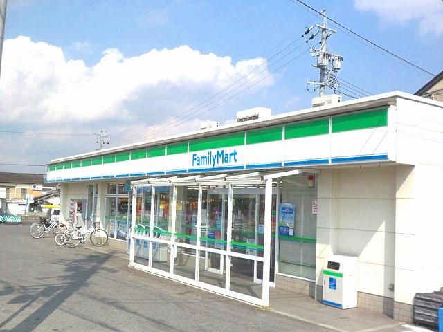 コンビニ　ファミリーマート（コンビニ）まで1600m