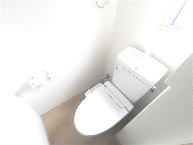 トイレ　窓あり、ウォシュレット付きの綺麗なトイレ