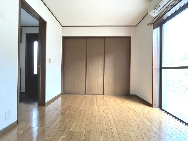 居室・リビング　収納付きの洋室です