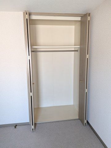 収納　お洋服もたくさんしまえます