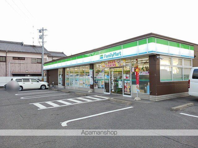 コンビニ　ファミリーマート（コンビニ）まで135m