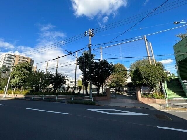 小学校　北区立稲田小学校（小学校）まで374m