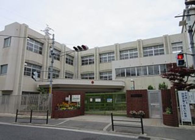 小学校　大阪市立鶴見小学校（小学校）まで738m