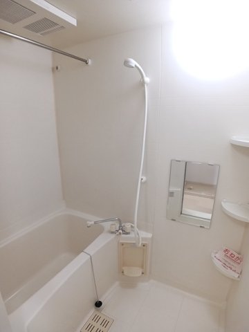 バス・シャワールーム　コンパクトで使いやすいお風呂です