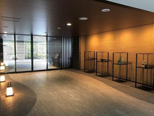 エントランス　重厚感のある建物デザイン♪