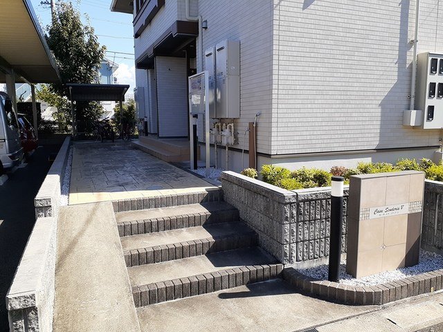 エントランス　落ち着いたエントランスです