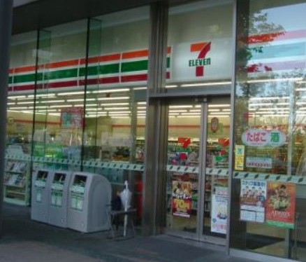 コンビニ　セブンイレブン日本橋馬喰町2丁目店（コンビニ）まで1m