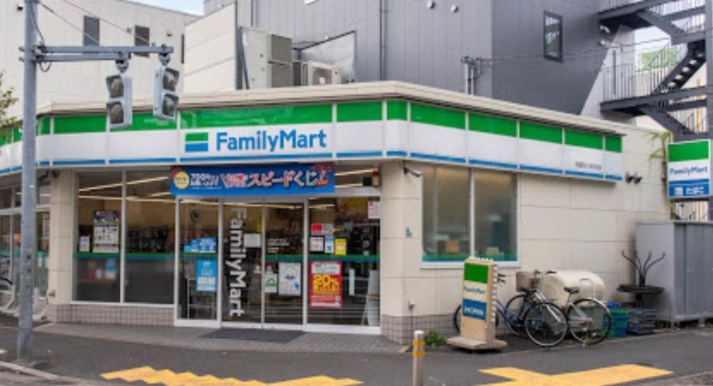 コンビニ　ファミリーマート西葛西小学校前店（コンビニ）まで110m