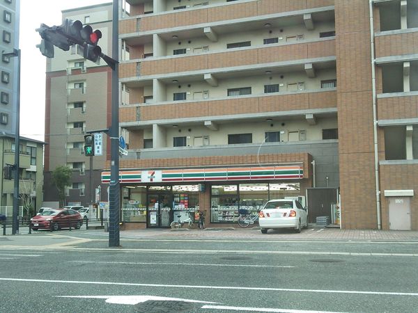 コンビニ　セブンイレブン博多馬出5丁目店（コンビニ）まで305m