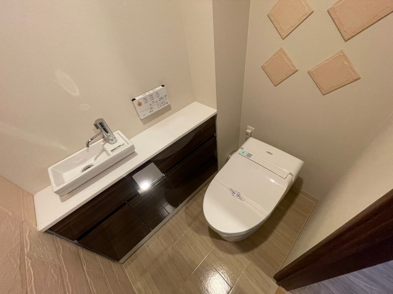 トイレ　ウォシュレット機能がついたトイレ。安心して使用できますね。