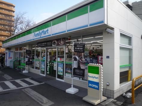 コンビニ　ファミリーマート板橋市場通り店（コンビニ）まで640m