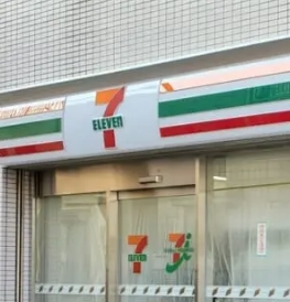 コンビニ　セブンイレブン 足立亀田小前店（コンビニ）まで286m