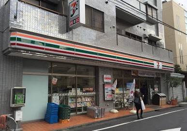 コンビニ　セブン-イレブン新宿東五軒町店（コンビニ）まで315m